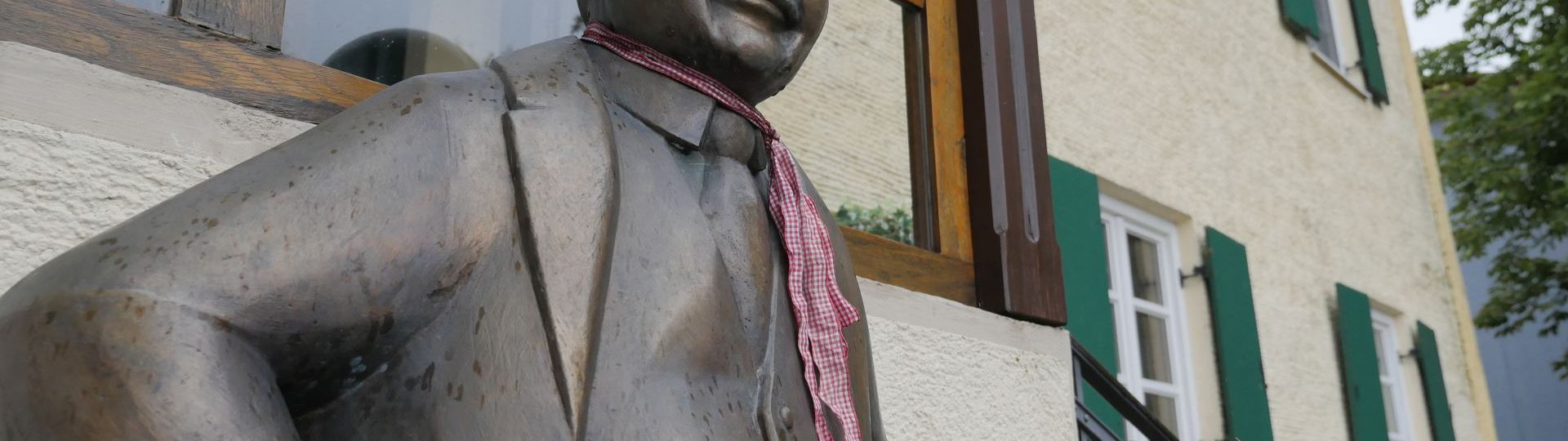 Queri Statue